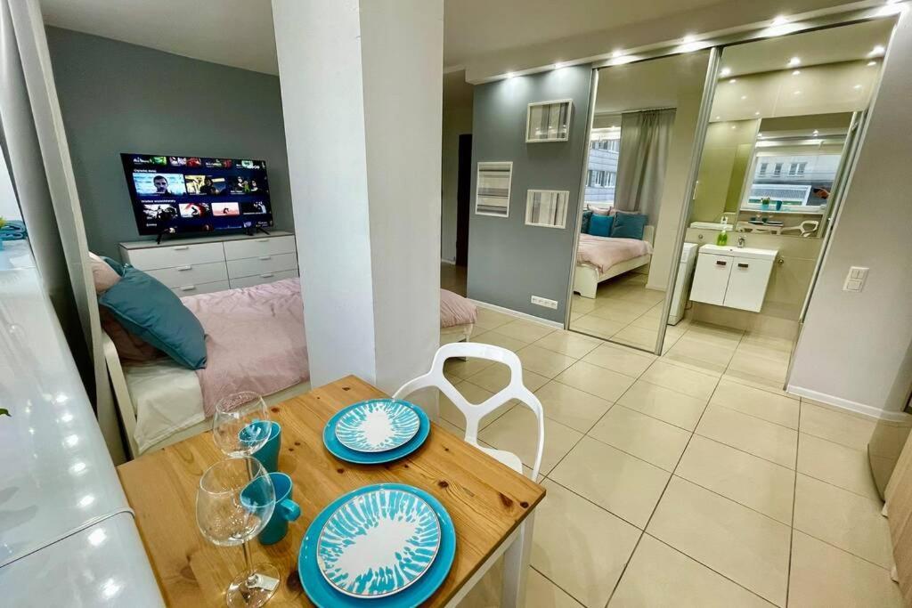 Gold 3 Metro X2 Wifi 300 Mbs 60'Tv Netflix Hbo Appletv+ Apartment Warsaw Exterior photo